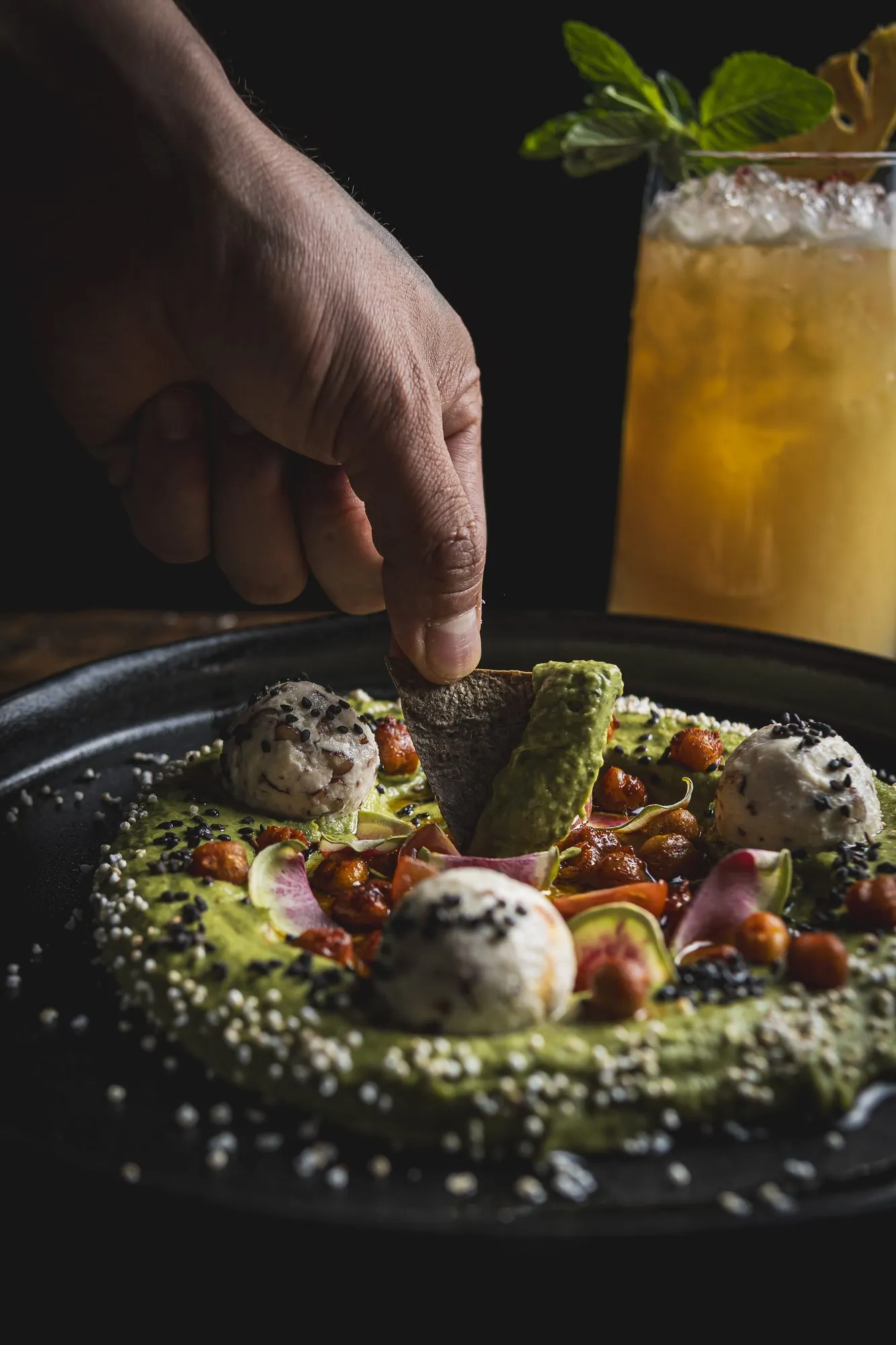 Fotografía gastronómica: platillo y coctel servidos en mesa
