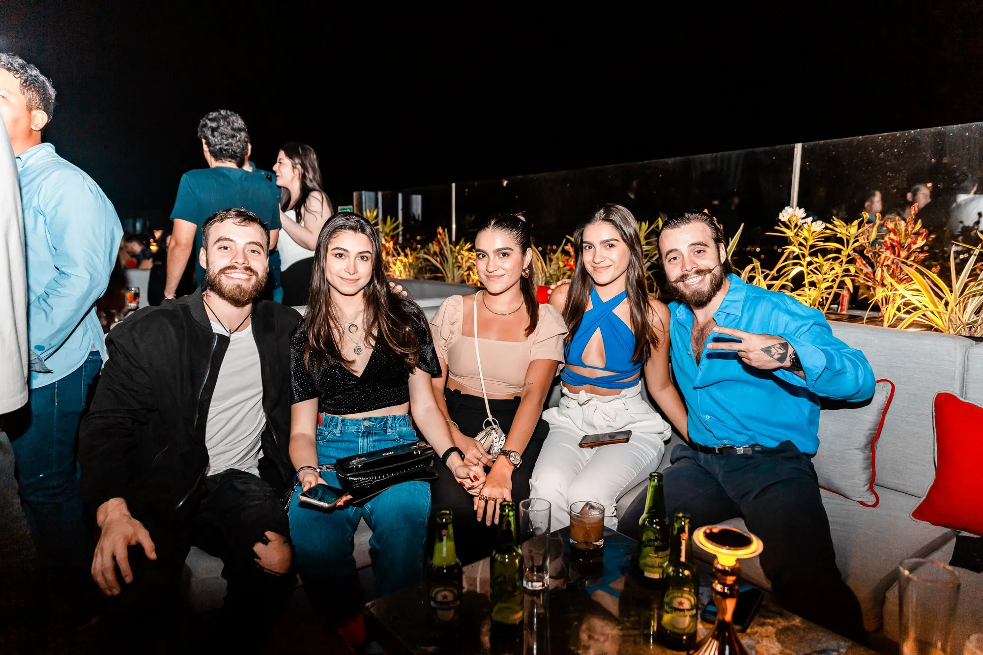 Grupo de amigos en una terraza de noche