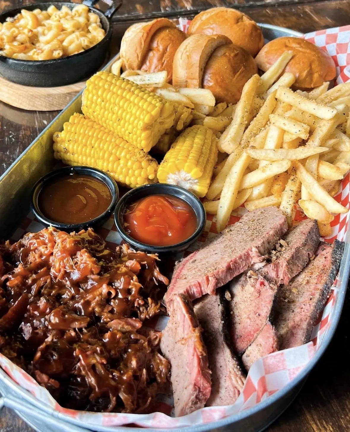 Charola de carnes ahumadas con elote y papas