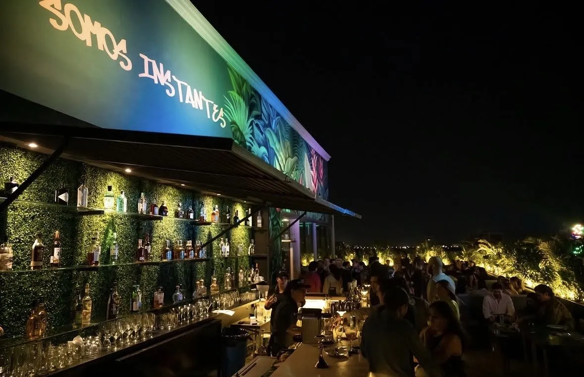 Fachada iluminada de una terraza de noche