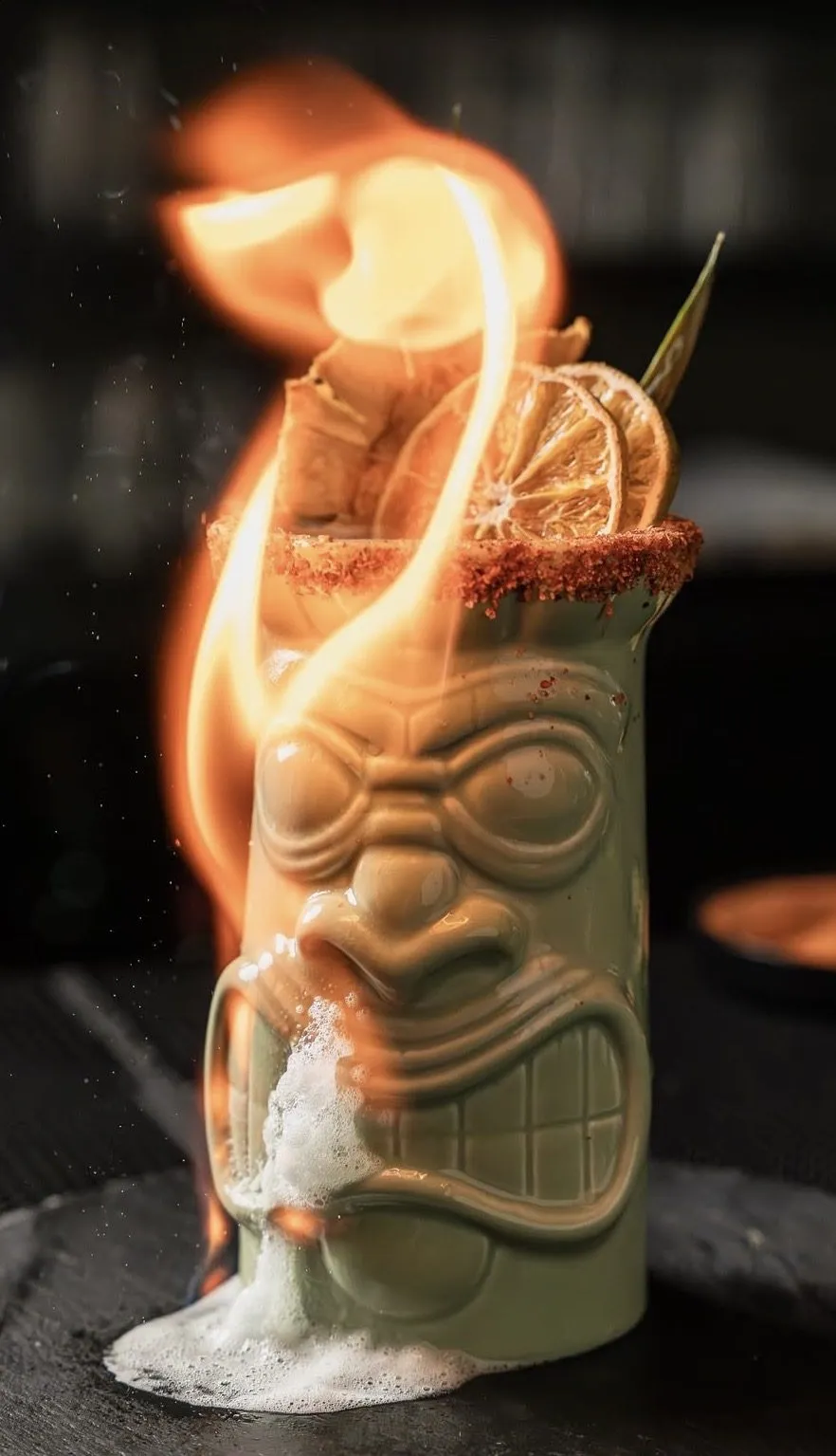 Coctel tiki flameado