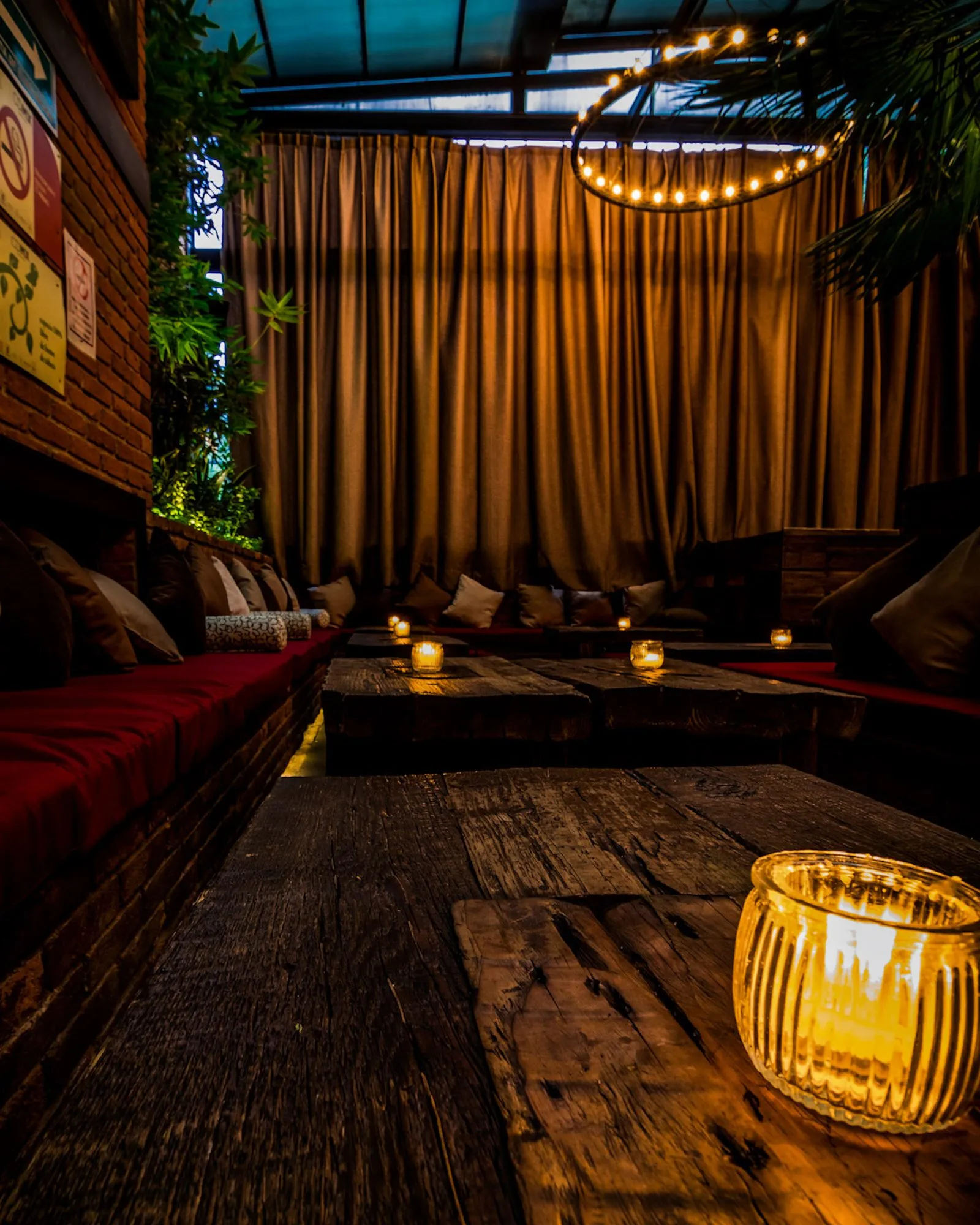 Interior de restaurante con velas y salas
