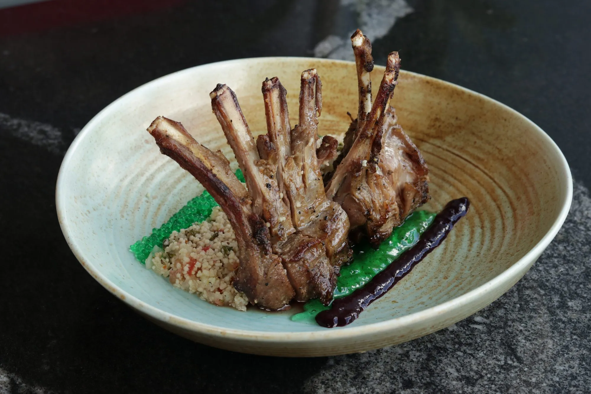 Costillar de cordero en plato hondo