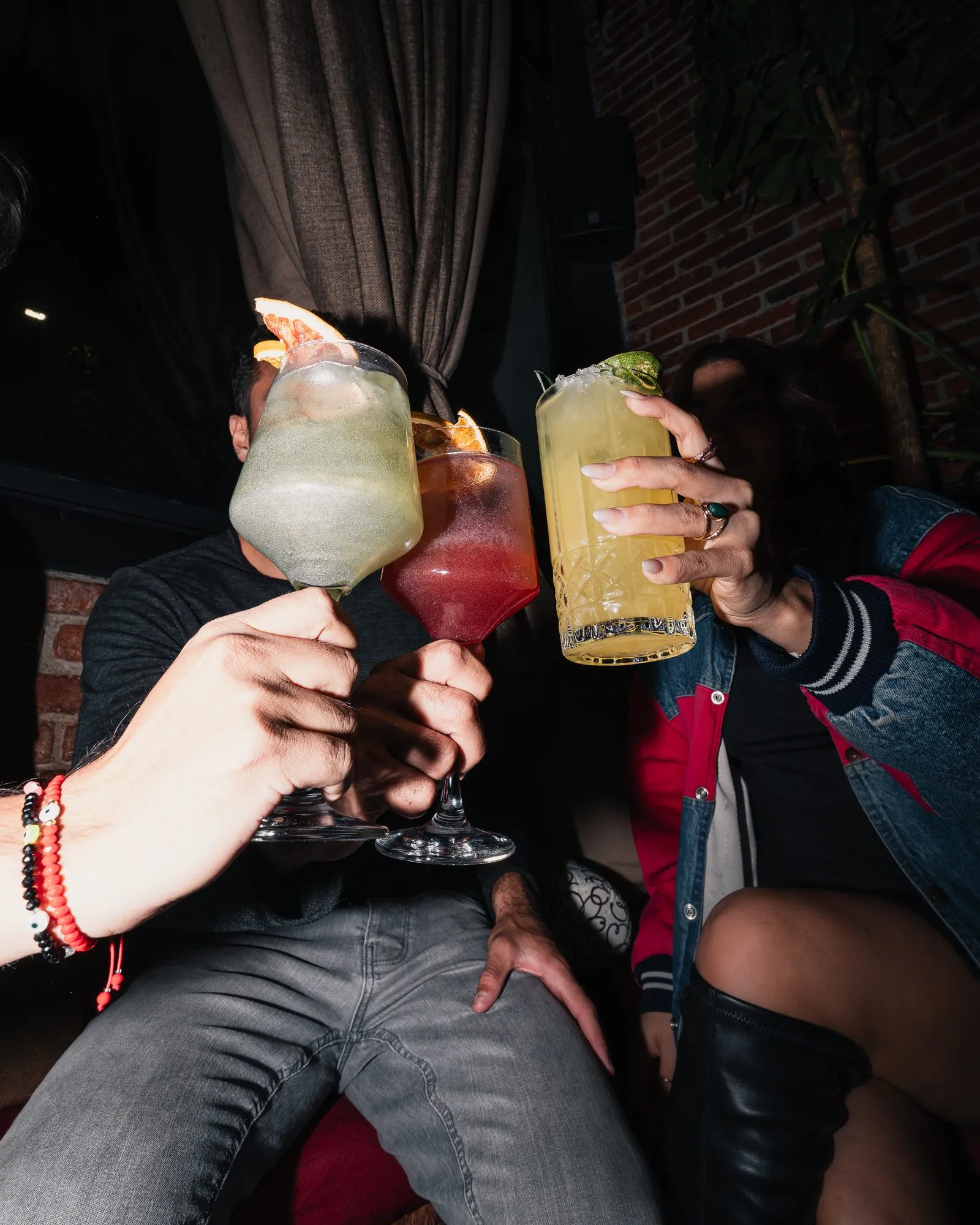 Amigos brindando con cocteles de colores