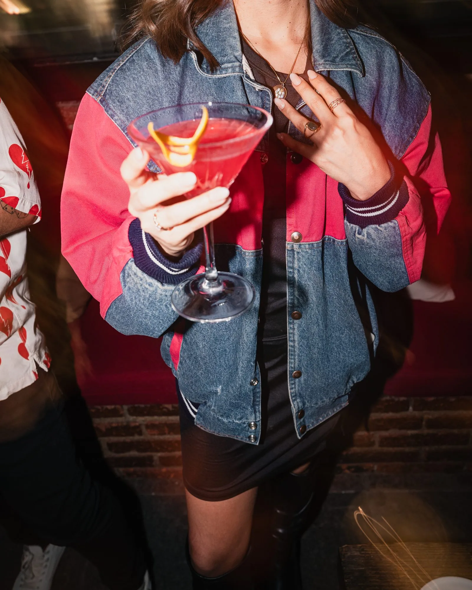 Invitada con coctel en mano