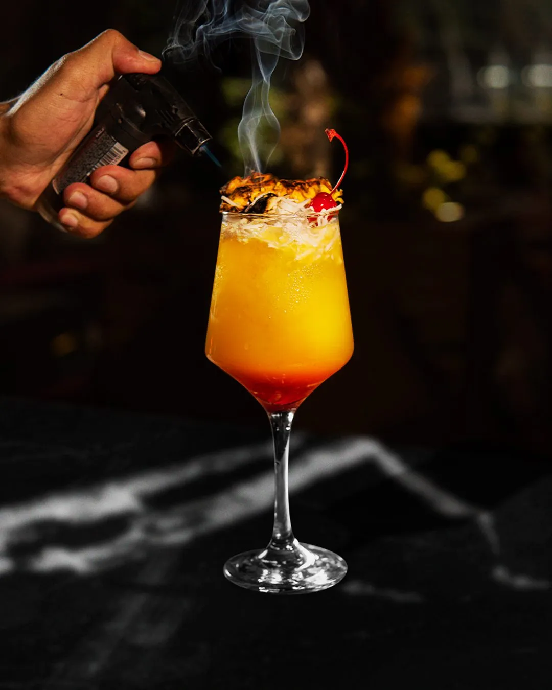 Coctel naranja flameado al momento de servir
