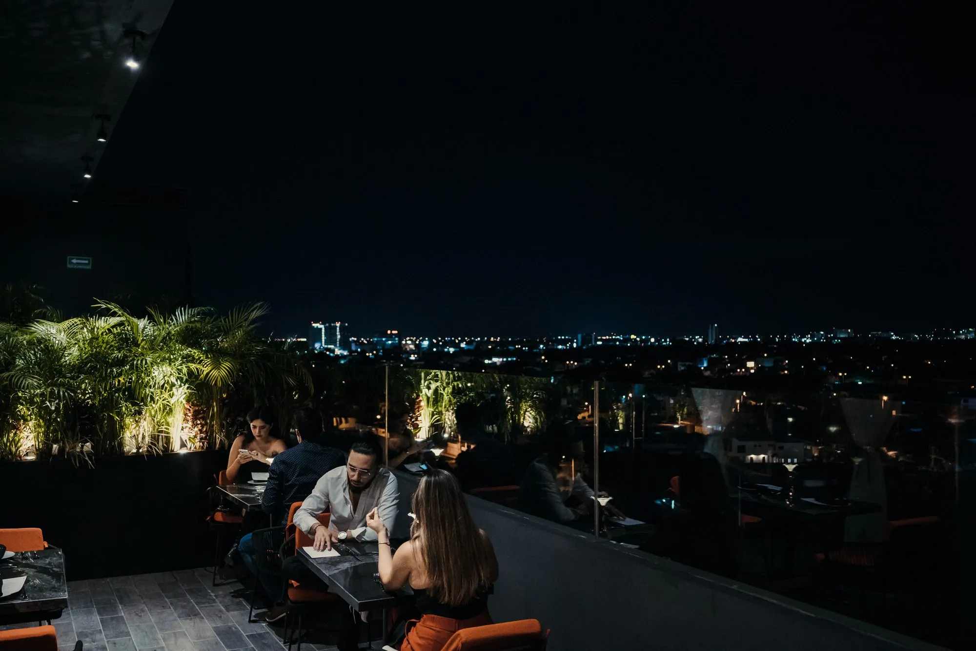Terraza con vista nocturna de la ciudad