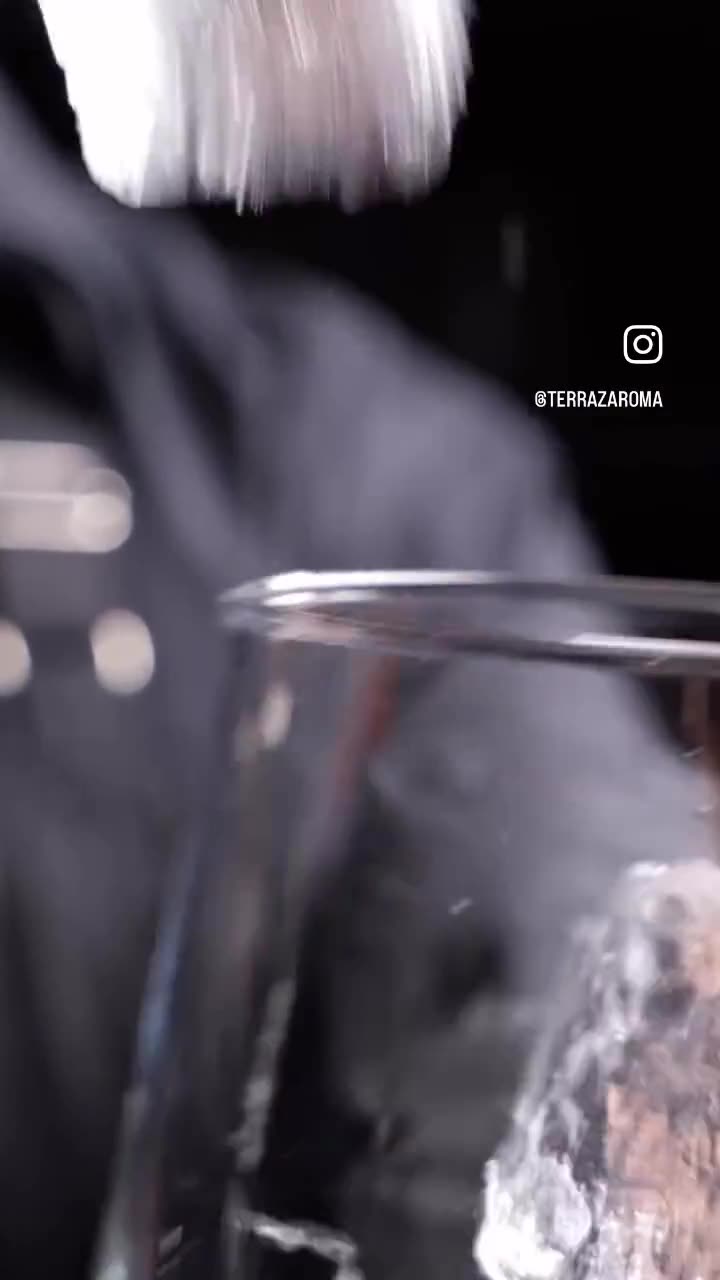 Video de preparación de coctel en barra