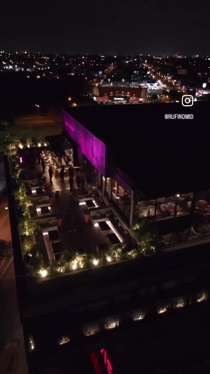 Video aéreo de la terraza de Rufino de noche