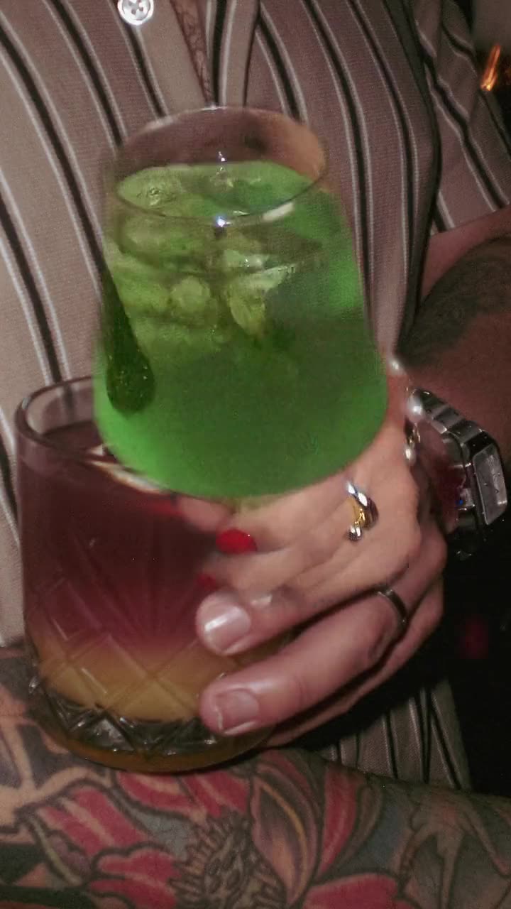 Video lifestyle de Terraza Roma: coctel en mano